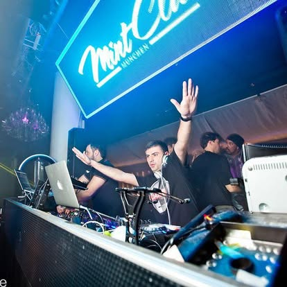 Jeff Kuzz performing behind the decks at Mint Club Munich